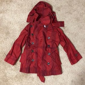 KIDS RED BURBERRY RAIN COAT SIZE: 4 REALLY CUTE